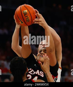 21 février 2024 : L'attaquante du Texas Taylor Jones (44 ans) prend un rebond de la garde Texas Tech Jada Wynn (24 ans) par derrière lors d'un match de basket-ball féminin des 12 ans entre les Texas Longhorns et les Texas Tech Red Raiders le 21 février 2024. Texas Won, 77-72. (Crédit image : © Scott Coleman/ZUMA Press Wire) USAGE ÉDITORIAL SEULEMENT! Non destiné à UN USAGE commercial ! Banque D'Images