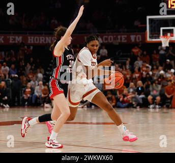 21 février 2024 : L'attaquante du Texas Madison Booker (35 ans) déplace le ballon contre la gardienne Texas Tech Bailey Maupin (20 ans) lors d'un match de basket-ball féminin entre les Texas Longhorns et les Texas Tech Red Raiders le 21 février 2024. Texas Won, 77-72. (Crédit image : © Scott Coleman/ZUMA Press Wire) USAGE ÉDITORIAL SEULEMENT! Non destiné à UN USAGE commercial ! Banque D'Images