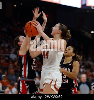21 février 2024 : L'attaquant du Texas Taylor Jones (44 ans) travaille contre le gardien Texas Tech Bailey Maupin (20 ans) lors d'un match de basket-ball féminin entre les Texas Longhorns et les Texas Tech Red Raiders le 21 février 2024. Texas Won, 77-72. (Crédit image : © Scott Coleman/ZUMA Press Wire) USAGE ÉDITORIAL SEULEMENT! Non destiné à UN USAGE commercial ! Banque D'Images