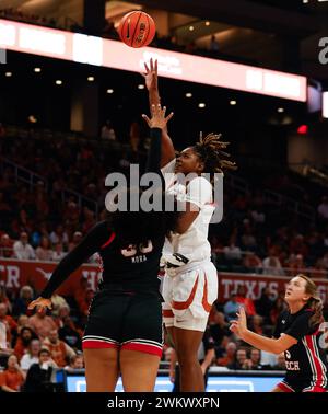 21 février 2024 : L'attaquante du Texas DeYona Gaston (5 ans) tire la balle sur l'attaquante du Texas Tech Kelly Mora (30 ans) lors d'un match de basket-ball féminin entre les Texas Longhorns et les Texas Tech Red Raiders le 21 février 2024. Texas Won, 77-72. (Crédit image : © Scott Coleman/ZUMA Press Wire) USAGE ÉDITORIAL SEULEMENT! Non destiné à UN USAGE commercial ! Banque D'Images