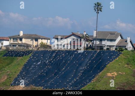 Los Angeles, États-Unis. 22 février 2024. Les maisons résidentielles près des flancs de colline utilisent des bâches pour se protéger contre les dommages matériels causés par la tempête à Los Angeles, le 22 février 2024. Crédit : SOPA images Limited/Alamy Live News Banque D'Images