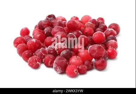 Pile de canneberges rouges congelées isolées sur blanc Banque D'Images