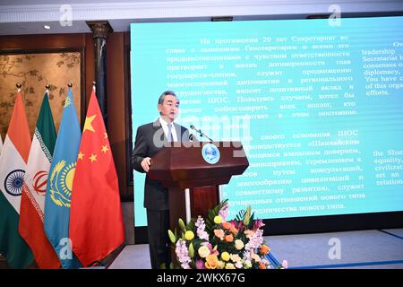 Pékin, Chine. 22 février 2024. Le ministre chinois des Affaires étrangères Wang Yi, également membre du Bureau politique du Comité central du Parti communiste chinois, assiste à une réception pour célébrer le 20e anniversaire du Secrétariat de l'Organisation de coopération de Shanghai (OCS) à Beijing, capitale de la Chine, le 22 février 2024. Crédit : Yan Yan/Xinhua/Alamy Live News Banque D'Images