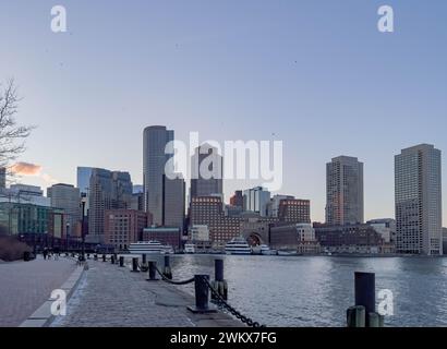 Vue sur le coucher du soleil de la skyline à Boston, Massachusetts Banque D'Images