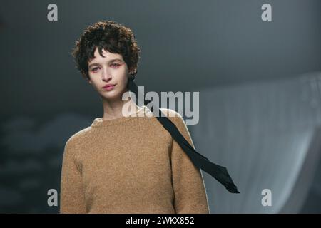 Milan, Italie. 22 février 2024. Un mannequin présente une création de la collection femme Moschino automne/hiver 2024/2025 lors de la Fashion week de Milan à Milan, Italie, le 22 février 2024. Crédit : Li Jing/Xinhua/Alamy Live News Banque D'Images