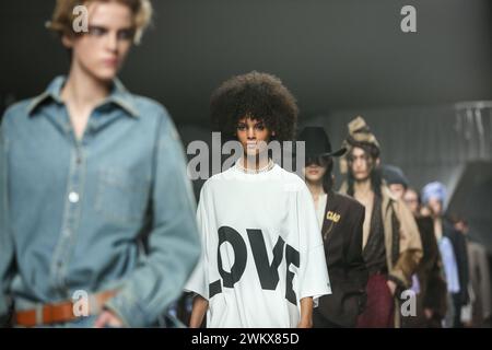 Milan, Italie. 22 février 2024. Les modèles présentent des créations de la collection femme Moschino automne/hiver 2024/2025 lors de la Milan Fashion week à Milan, Italie, le 22 février 2024. Crédit : Li Jing/Xinhua/Alamy Live News Banque D'Images