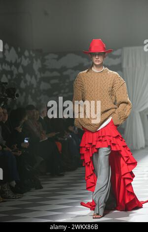 Milan, Italie. 22 février 2024. Un mannequin présente une création de la collection femme Moschino automne/hiver 2024/2025 lors de la Fashion week de Milan à Milan, Italie, le 22 février 2024. Crédit : Li Jing/Xinhua/Alamy Live News Banque D'Images