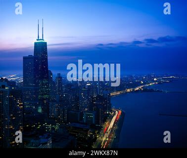 Vue aérienne de Lake Shore Drive, Chicago, Illinois, États-Unis Banque D'Images