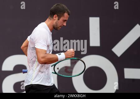Rio de Janeiro, Brésil. 22 février 2024. Laslo Djere, de Serbie, célèbre lors du match de la ronde 16 contre Dusan Lajovic, de Serbie, à l’Open de Rio ATP500 2024 au Jockey Club Brasileiro à Rio de Janeiro, Brésil, le 22 février 2024. Crédit : Wang Tiancong/Xinhua/Alamy Live News Banque D'Images