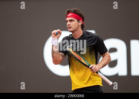 Rio de Janeiro, Brésil. 22 février 2024. Thiago Seyboth Wild, du Brésil, réagit lors du match de la ronde 16 contre Jaume Antoni Munar Clar, de l'Espagne, à l'ATP500 Rio Open 2024 au Jockey Club Brasileiro à Rio de Janeiro, Brésil, le 22 février 2024. Crédit : Wang Tiancong/Xinhua/Alamy Live News Banque D'Images