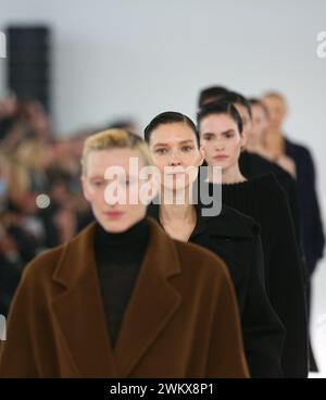 Milan, Italie. 22 février 2024. Les mannequins présentent des créations de la collection femme Max Mara automne/hiver 2024/2025 lors de la Milan Fashion week à Milan, Italie, le 22 février 2024. Crédit : Li Jing/Xinhua/Alamy Live News Banque D'Images