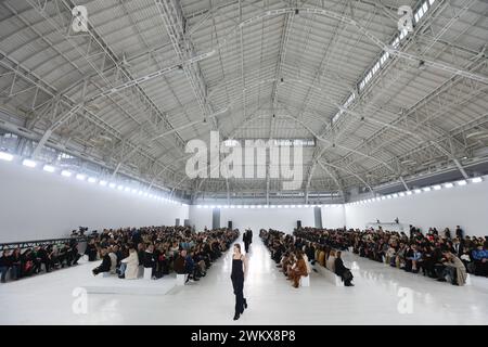 Milan, Italie. 22 février 2024. Les mannequins présentent des créations de la collection femme Max Mara automne/hiver 2024/2025 lors de la Milan Fashion week à Milan, Italie, le 22 février 2024. Crédit : Li Jing/Xinhua/Alamy Live News Banque D'Images