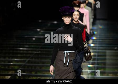 Milan, Italien. 22 février 2024. PRADA automne/hiver 2024 Runway pendant la Fashion week de Milan le 2024 février - Milan, Italie 22/02/2024 crédit : dpa/Alamy Live News Banque D'Images