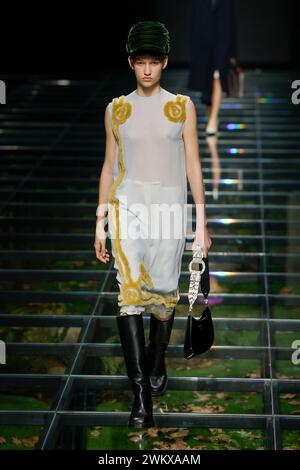Milan, Italien. 22 février 2024. PRADA automne/hiver 2024 Runway pendant la Fashion week de Milan le 2024 février - Milan, Italie 22/02/2024 crédit : dpa/Alamy Live News Banque D'Images