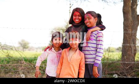 Heureux mignon souriant enfants regardant jouer avec des peintures dans leurs doigts. Holi Festival des couleurs. Festival indien des couleurs. Banque D'Images