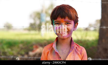 Concept pour le festival indien Holi, heureux mignon souriant enfants célébrant holi avec gulal et pichkari. Festival indien des couleurs Banque D'Images