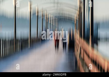 Le mouvement intentionnel de caméra (ICM) est utilisé pour créer une impression de marche sur l'emblématique jetée éclairée de White Rock. Colombie-Britannique. Banque D'Images