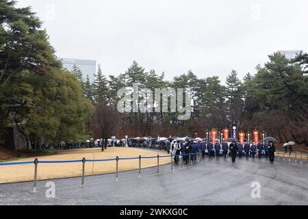 Tokyo, Japon. 23 février 2024. Les premiers adeptes arrivent au Palais impérial de Tokyo pour saluer l'empereur le 23 février pour son anniversaire. Crédit : SOPA images Limited/Alamy Live News Banque D'Images