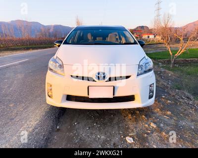 Voiture hybride Toyota Prius écologique : Swat, Pakistan - 20 février 2024. Banque D'Images