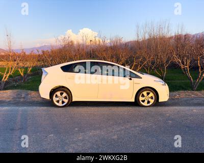 Voiture hybride Toyota Prius à faibles émissions SWAT, Pakistan - 20 février 2024. Banque D'Images