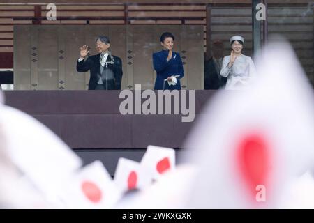 Tokyo, Japon. 23 février 2024. (De gauche à droite) L'empereur Naruhito, l'impératrice Masako, et leur fille la princesse Aiko font signe à leurs proches sur le balcon du Palais impérial le 23 février 2024, à Tokyo, au Japon. L'empereur Naruhito semble saluer le public à son 64e anniversaire, flanqué par l'impératrice Masako et d'autres membres de la famille royale japonaise. (Photo de Tomohiro Ohsumi/POOL/SOPA images/SIPA USA) crédit : SIPA USA/Alamy Live News Banque D'Images