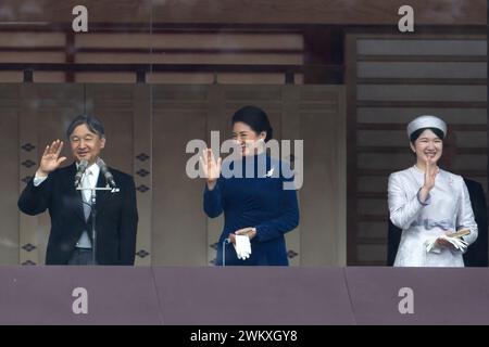 Tokyo, Japon. 23 février 2024. (De gauche à droite) L'empereur Naruhito, l'impératrice Masako, et leur fille la princesse Aiko font signe à leurs proches sur le balcon du Palais impérial le 23 février 2024, à Tokyo, au Japon. L'empereur Naruhito semble saluer le public à son 64e anniversaire, flanqué par l'impératrice Masako et d'autres membres de la famille royale japonaise. (Photo de Tomohiro Ohsumi/POOL/SOPA images/SIPA USA) crédit : SIPA USA/Alamy Live News Banque D'Images