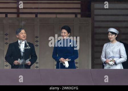 Tokyo, Japon. 23 février 2024. L'empereur japonais Naruhito (à gauche) parle alors que l'impératrice Masako (à droite) et leur fille la princesse Aiko (à droite) écoutent sur le balcon du Palais impérial le 23 février 2024, à Tokyo, au Japon. L'empereur Naruhito semble saluer le public à son 64e anniversaire, flanqué par l'impératrice Masako et d'autres membres de la famille royale japonaise. (Photo de Tomohiro Ohsumi/POOL/SOPA images/SIPA USA) crédit : SIPA USA/Alamy Live News Banque D'Images