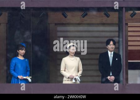 Tokyo, Japon. 23 février 2024. (G-d) la princesse Kako d'Akishino, la princesse héritière Kiko et le prince héritier Akishino se tiennent sur le balcon du Palais impérial le 23 février 2024, à Tokyo, au Japon. L'empereur Naruhito semble saluer le public à son 64e anniversaire, flanqué par l'impératrice Masako et d'autres membres de la famille royale japonaise. Crédit : SOPA images Limited/Alamy Live News Banque D'Images