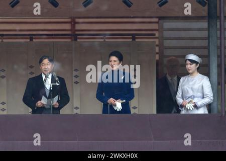 Tokyo, Japon. 23 février 2024. L'empereur japonais Naruhito (à gauche) parle alors que l'impératrice Masako (à droite) et leur fille la princesse Aiko (à droite) écoutent sur le balcon du Palais impérial le 23 février 2024, à Tokyo, au Japon. L'empereur Naruhito semble saluer le public à son 64e anniversaire, flanqué par l'impératrice Masako et d'autres membres de la famille royale japonaise. Crédit : SOPA images Limited/Alamy Live News Banque D'Images