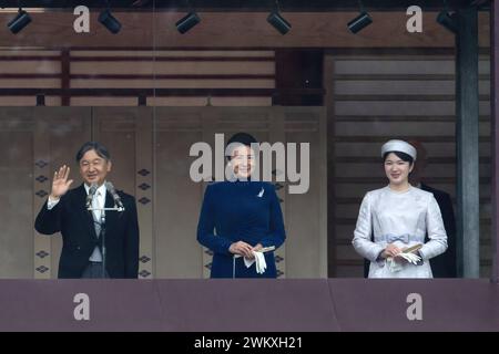 Tokyo, Japon. 23 février 2024. L'empereur japonais Naruhito (à gauche) fait des vagues alors que l'impératrice Masako (à droite) et leur fille la princesse Aiko (à droite) regardent sur le balcon du Palais impérial le 23 février 2024, à Tokyo, au Japon. L'empereur Naruhito semble saluer le public à son 64e anniversaire, flanqué par l'impératrice Masako et d'autres membres de la famille royale japonaise. Crédit : SOPA images Limited/Alamy Live News Banque D'Images