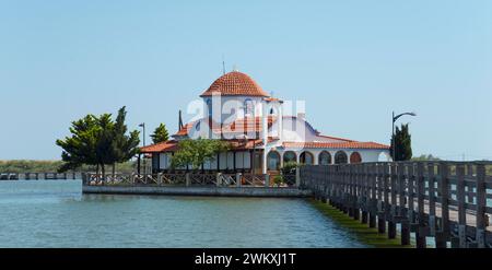 Petite église avec toit en tuiles au bord de l'eau avec connexion par un pont, monastère de Saint-Nicolas, monastère d'Agios Nikolaos, Agiou Nikolaou, Banque D'Images