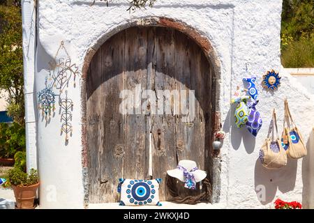 Boutique de souvenirs dans les rues étroites de Santorin, Cyclades, Grèce Banque D'Images