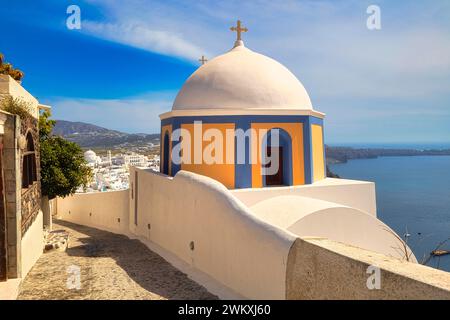 Vue sur la mer et le dôme de l'église catholique de Saint Stylianos, Fira, Santorin, Grèce Banque D'Images