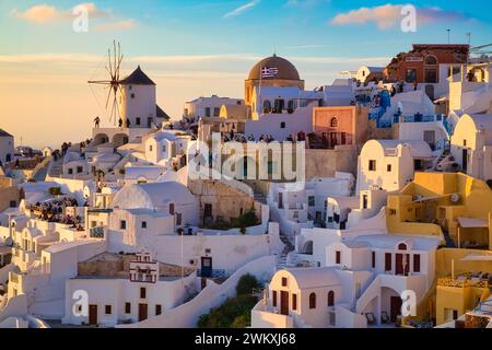 Vue d'Oia au coucher du soleil, Santorin, Cyclades, Grèce Banque D'Images