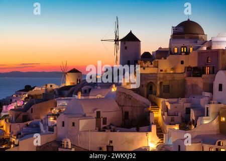 Vue d'Oia au coucher du soleil, Santorin, Cyclades, Grèce Banque D'Images