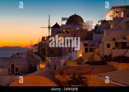 Vue d'Oia au coucher du soleil, Santorin, Cyclades, Grèce Banque D'Images