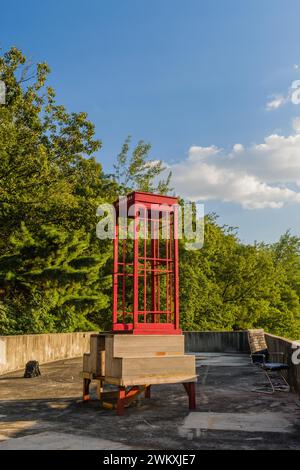 Cabine téléphonique en bois rouge moins téléphone et sans verre sur le toit du bâtiment par jour ensoleillé avec un ciel bleu en Corée du Sud Banque D'Images