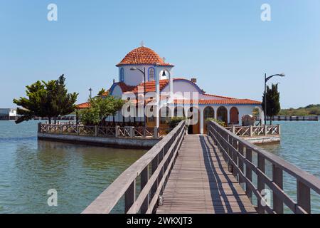 Petite église sur le front de mer relié par un pont en bois, monastère de Saint Nicolas, monastère d'Agios Nikolaos, Agiou Nikolaou, Vistonidas Birmanie Banque D'Images