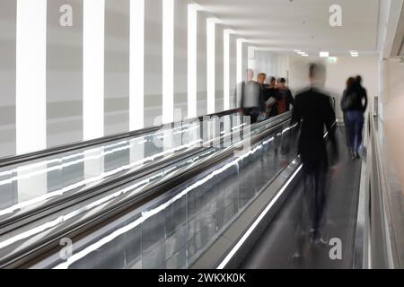 Des membres du Bundestag allemand courent sur un tapis roulant entre le Reichstag et Paul Löbe Haus, Berlin, le 13 novembre 2018 Banque D'Images