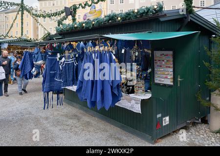 Stand vendant Blaudruck, tissus en lin et coton teints indigo au Christkindlmarkt, marché de Noël à Salzbourg, Autriche Banque D'Images
