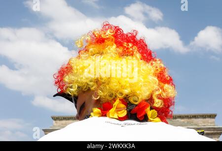 Les fans de football portent une perruque aux couleurs du drapeau allemand pour le match d'ouverture de la Coupe du monde entre l'Allemagne et le Mexique dans le fan mile du Banque D'Images