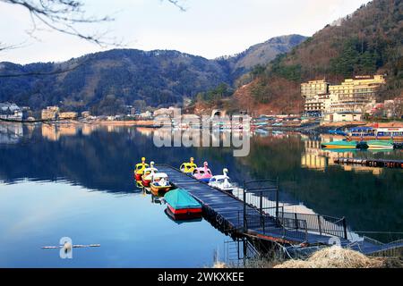 Vue du coucher du soleil sur le lac Kawaguchi et le village d'Azagawa à Fujikawaguchiko, préfecture de Yamanashi au sud, Japon Banque D'Images