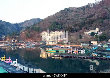 Vue du coucher du soleil sur le lac Kawaguchi et le village d'Azagawa à Fujikawaguchiko, préfecture de Yamanashi au sud, Japon Banque D'Images