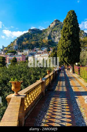 Taormine, Sicile, Italie - 15 février 2023 : vue panoramique de Taormine avec Castello Saraceno Château Saracen sur Monte Tauro vu de Villa Comunale Banque D'Images