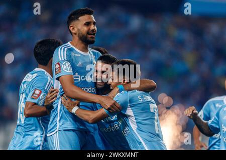 LIMA, PÉROU - 15 FÉVRIER : Martín Cauteruccio du Sporting cristal (C) célèbre son but avec ses coéquipiers Ignacio Da Silva (l) et Santiago Gonzále Banque D'Images