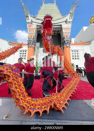 22 février 2024, Los Angeles, Californie, États-Unis : LOS ANGELES, CA - 22 FÉVRIER 2024 : ambiance générale, danseurs de dragon lors d'une cérémonie honorant l'acteur James Hong avec des empreintes de mains et de pieds à son 95e anniversaire au Théâtre chinois TCL IMAX. (Crédit image : © Nina Prommer/ZUMA Press Wire) USAGE ÉDITORIAL SEULEMENT! Non destiné à UN USAGE commercial ! Banque D'Images