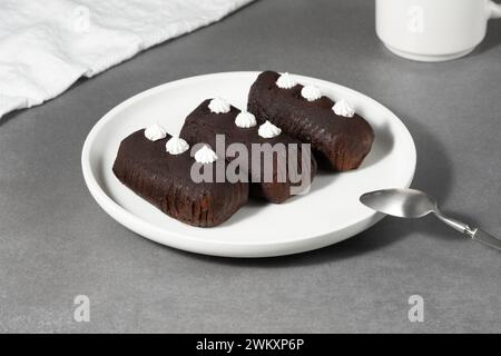 Gâteau russe traditionnel biscuit aux truffes au chocolat et aux pommes de terre. Banque D'Images
