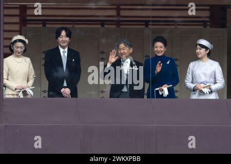 Tokyo, Japon. 23 février 2024. L'empereur japonais Naruhito (C) et l'impératrice Masako (2-R) font signe à leurs proches alors que la princesse héritière Kiko (G), le prince héritier Akishino (2-l) et la princesse Aiko (d) regardent sur le balcon du Palais impérial le 23 février 2024 à Tokyo, au Japon. L'empereur Naruhito semble saluer le public à son 64e anniversaire, flanqué par l'impératrice Masako et d'autres membres de la famille royale japonaise. (Crédit image : © POOL via ZUMA Press Wire) USAGE ÉDITORIAL SEULEMENT! Non destiné à UN USAGE commercial ! Banque D'Images