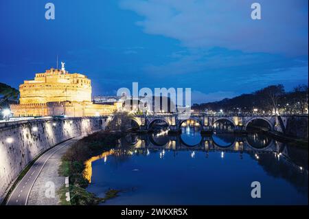 Prog Château et pont Angelo la nuit à Rome, Italie Banque D'Images