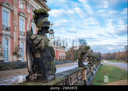 Statues de chevalier en pierre près du palais de Potsdam, Allemagne Banque D'Images